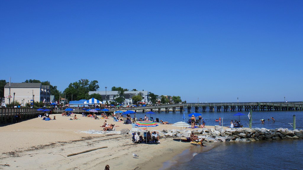 North Beach waterfront in 2008, with a sandy beach, waterfront promenade and fishing pier.